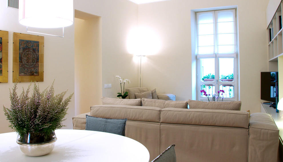 Immagine di un soggiorno design stile loft con parquet chiaro, pavimento marrone e TV autoportante