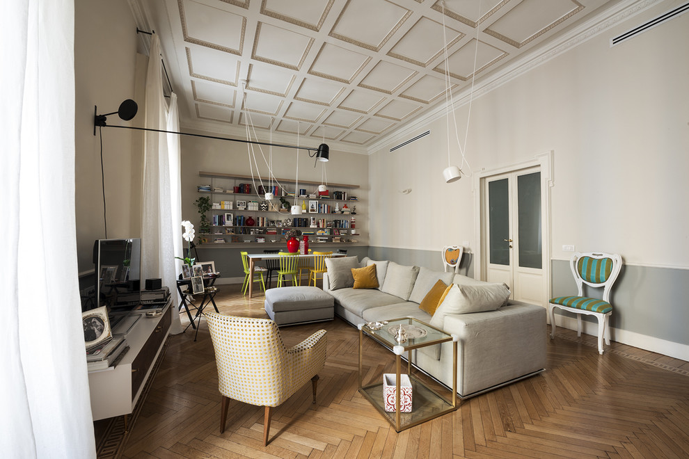 Aménagement d'un grand salon contemporain fermé avec un mur multicolore, un sol en bois brun et un téléviseur indépendant.
