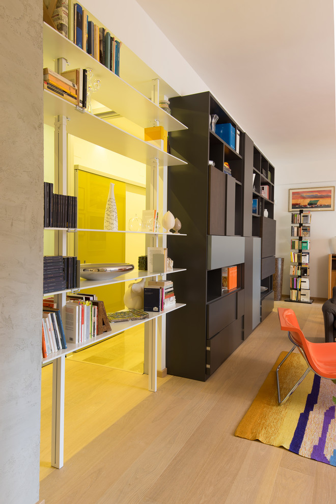 Стильный дизайн: открытая гостиная комната в стиле модернизм с полом из ламината - последний тренд