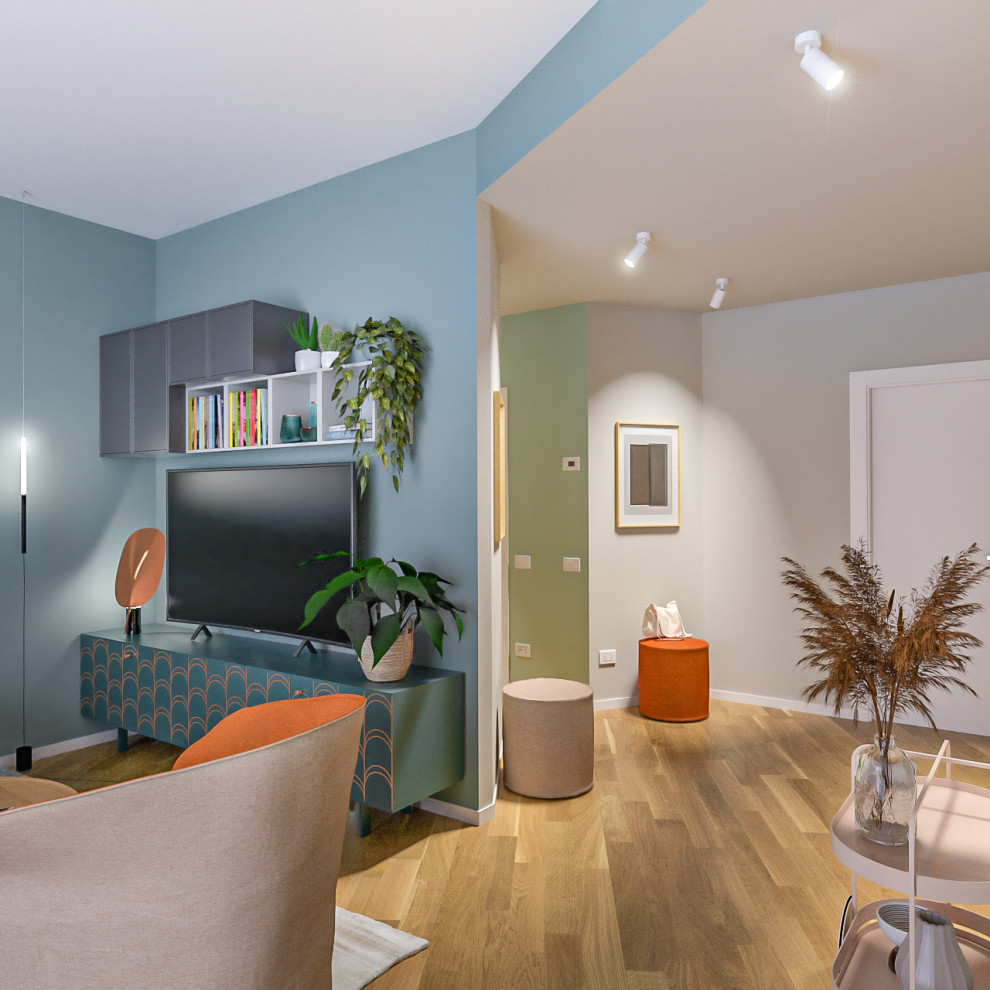 Стильный дизайн: открытая гостиная комната среднего размера в современном стиле с с книжными шкафами и полками, синими стенами, светлым паркетным полом и отдельно стоящим телевизором - последний тренд