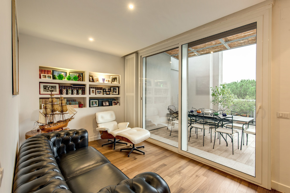 Esempio di un piccolo soggiorno design con pareti bianche e pavimento in legno massello medio