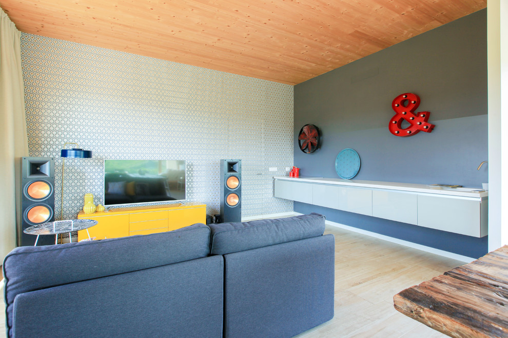 Esempio di un soggiorno minimalista di medie dimensioni e aperto con sala della musica, pareti multicolore, parquet chiaro, nessun camino, parete attrezzata e pavimento beige