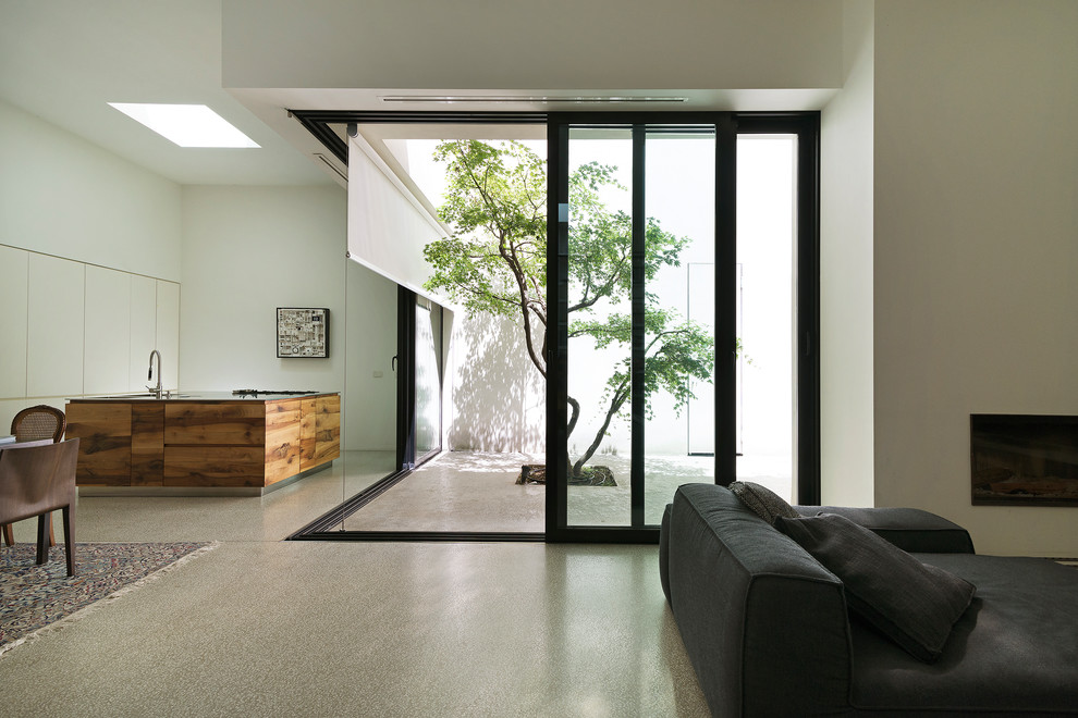 Ispirazione per un grande soggiorno moderno stile loft con pareti bianche, pavimento in cemento, camino lineare Ribbon e pavimento grigio