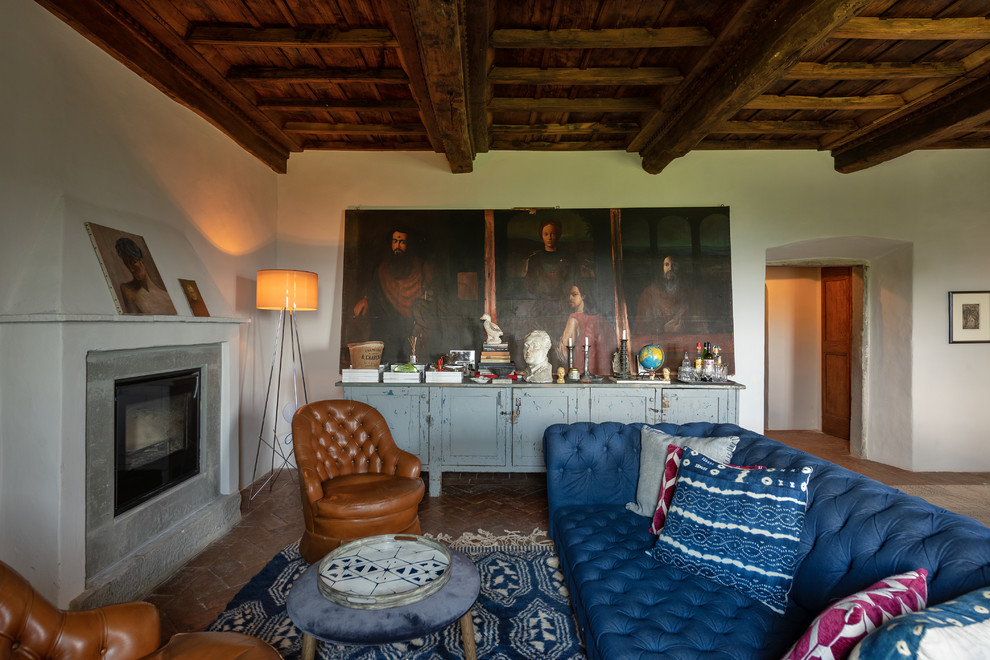 Cette photo montre un salon éclectique avec un mur blanc, un sol en brique et une cheminée standard.