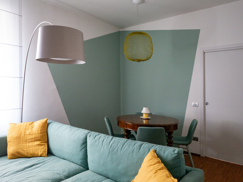 Foto di un soggiorno design aperto con libreria, pareti multicolore, parquet scuro e parete attrezzata