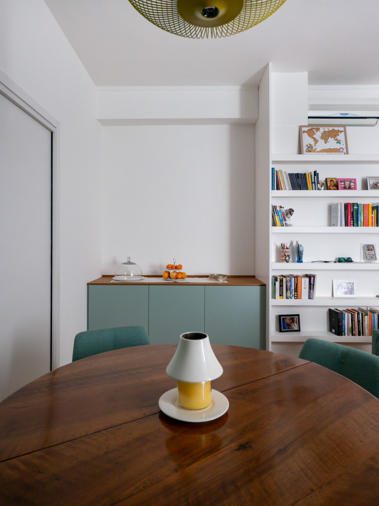 Idee per un soggiorno minimal aperto con libreria, pareti multicolore, parquet scuro e parete attrezzata