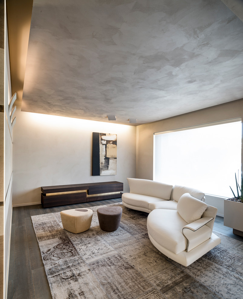 Стильный дизайн: огромная открытая гостиная комната в современном стиле с разноцветными стенами и темным паркетным полом без камина, телевизора - последний тренд