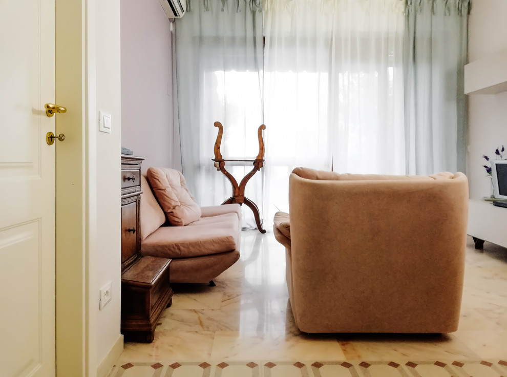 Пример оригинального дизайна: открытая гостиная комната среднего размера в морском стиле с белыми стенами, мраморным полом и разноцветным полом