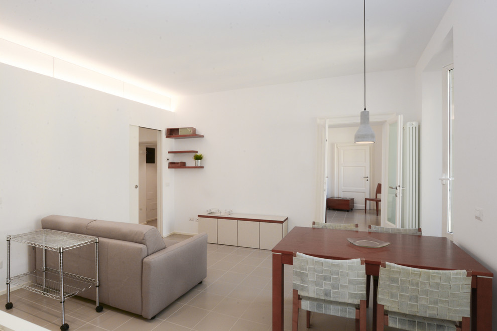 Cette image montre un petit salon design ouvert avec un mur blanc, un sol en carrelage de porcelaine et un sol gris.