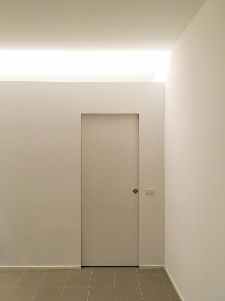 Foto di un piccolo soggiorno contemporaneo aperto con pareti bianche, pavimento in gres porcellanato e pavimento grigio