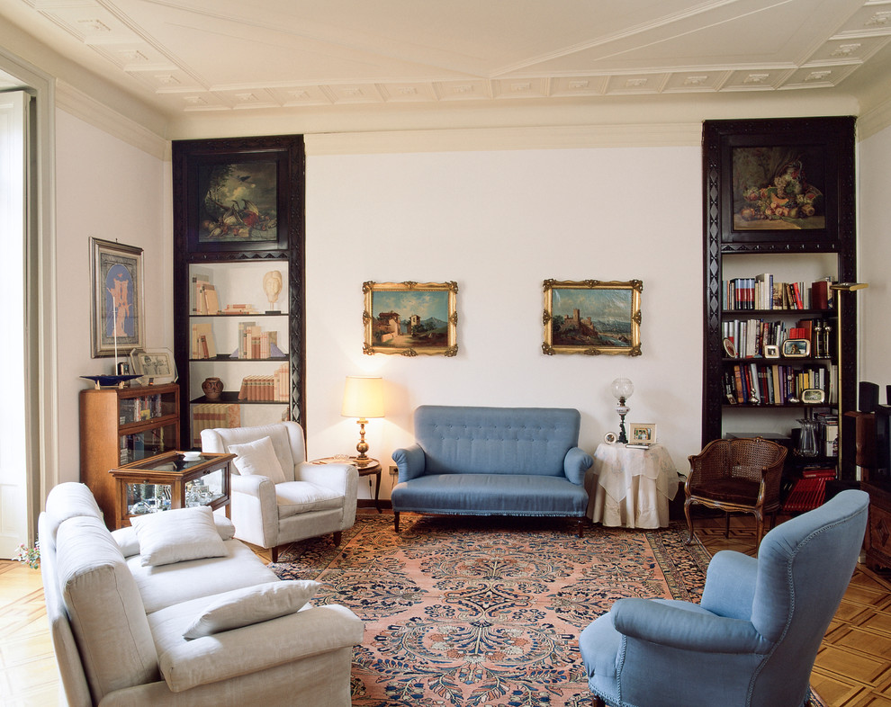 На фото: большая парадная, открытая гостиная комната в классическом стиле с белыми стенами, светлым паркетным полом, коричневым полом и ковром на полу