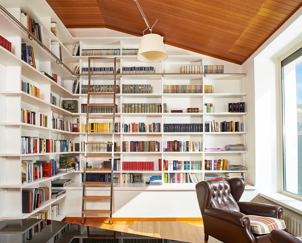 Moderne Bibliothek mit weißer Wandfarbe und hellem Holzboden in Sonstige
