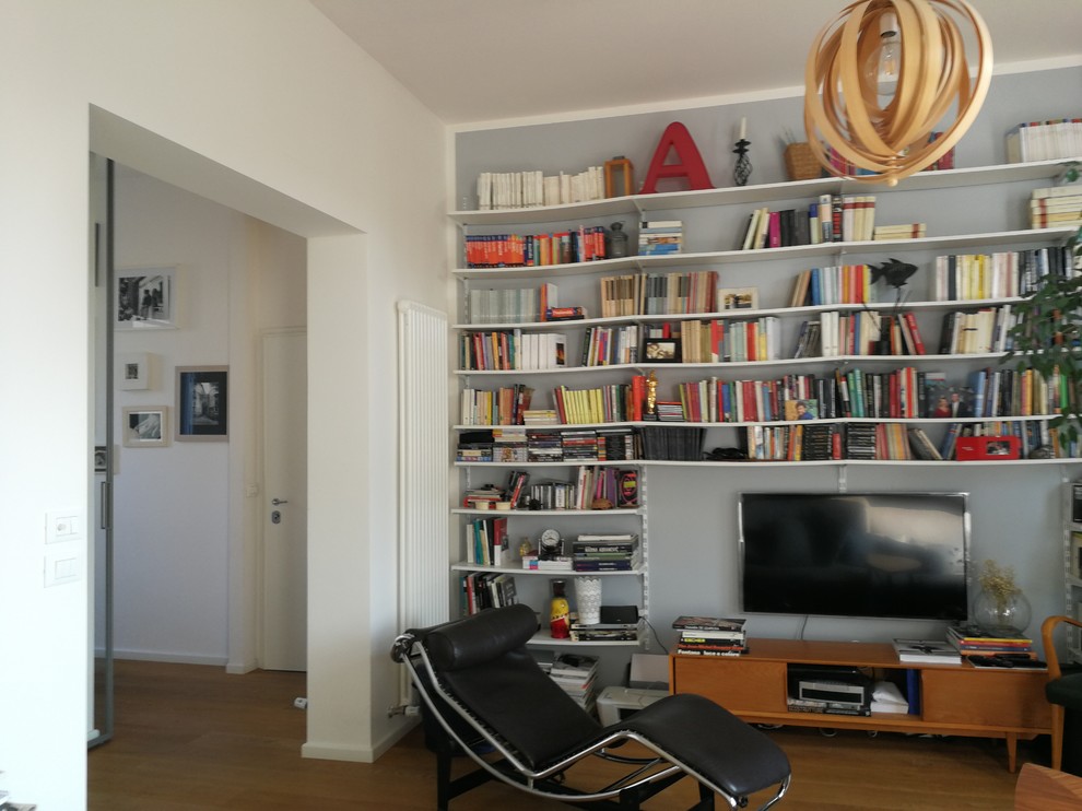 Foto di un soggiorno minimal di medie dimensioni e aperto con pareti grigie e parquet chiaro