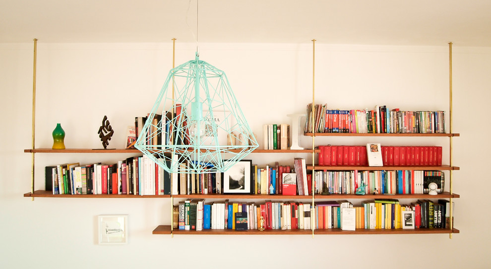 Esempio di un soggiorno minimal con libreria