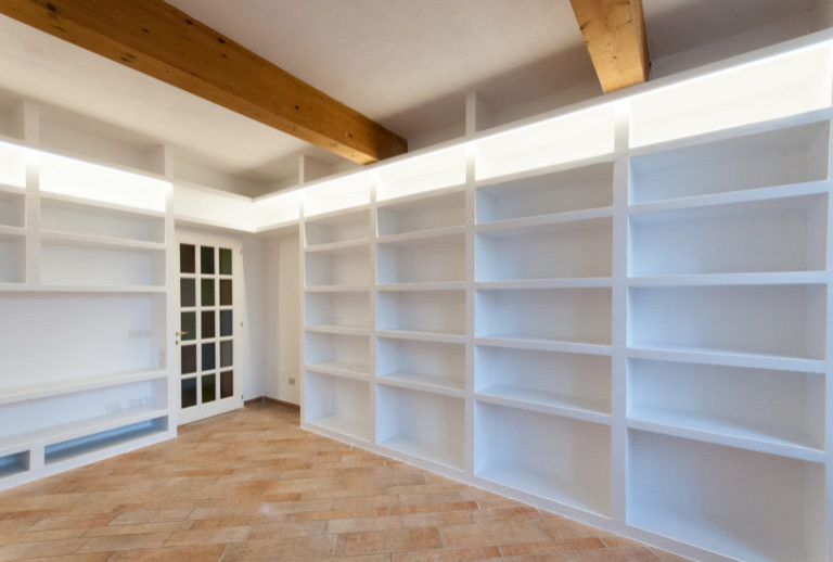 Foto di un grande soggiorno contemporaneo chiuso con libreria, pareti bianche e parete attrezzata