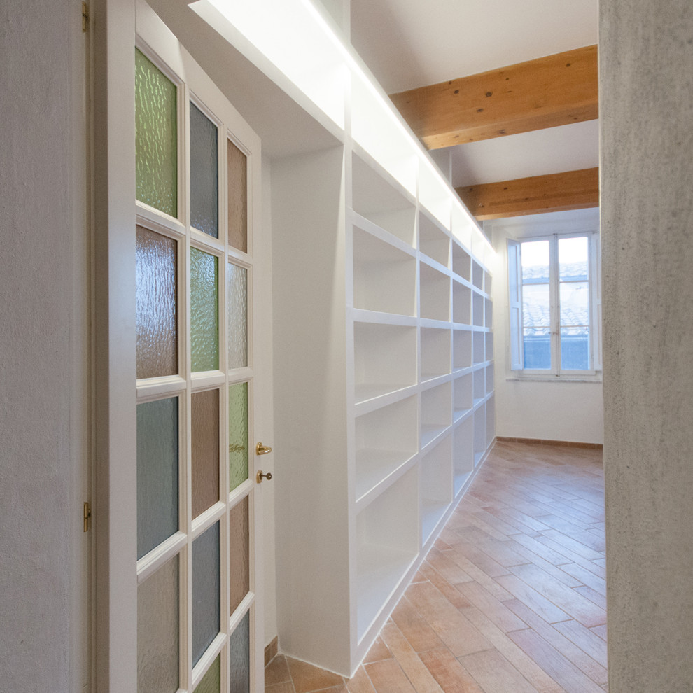 Esempio di un grande soggiorno design chiuso con libreria, pareti bianche e parete attrezzata