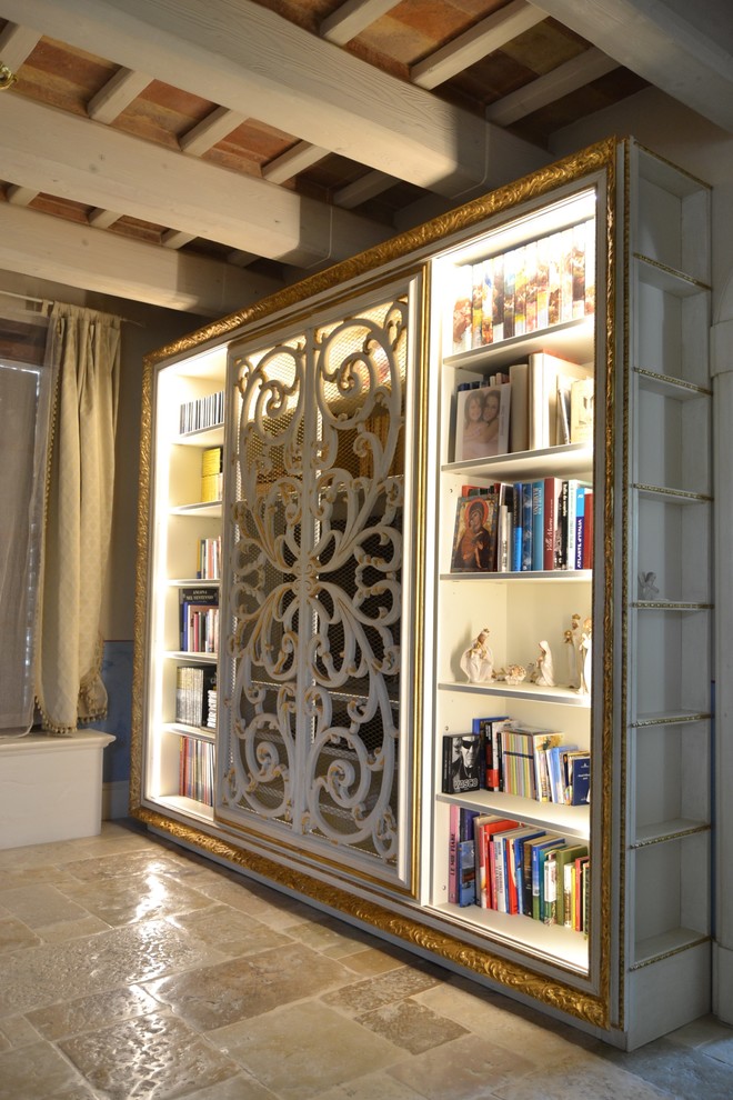 Foto di un soggiorno classico con libreria, pavimento in terracotta e TV nascosta