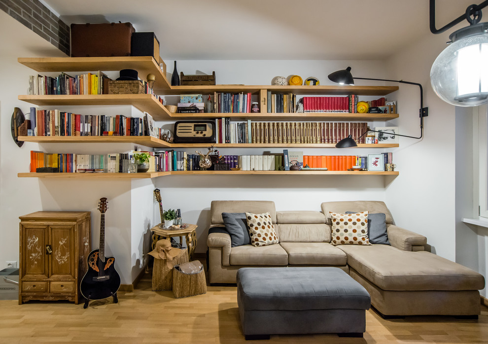 Diseño de biblioteca en casa abierta industrial de tamaño medio con paredes blancas y suelo de madera clara