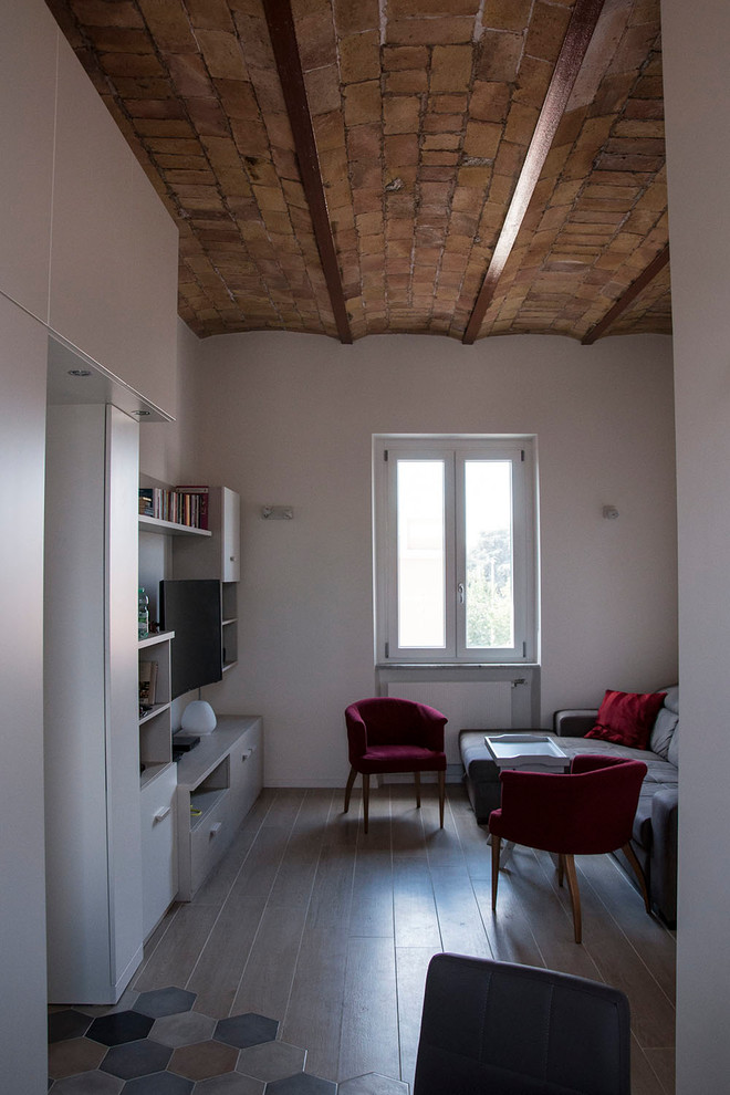 Immagine di un soggiorno contemporaneo con pareti beige, pavimento in gres porcellanato e pavimento beige