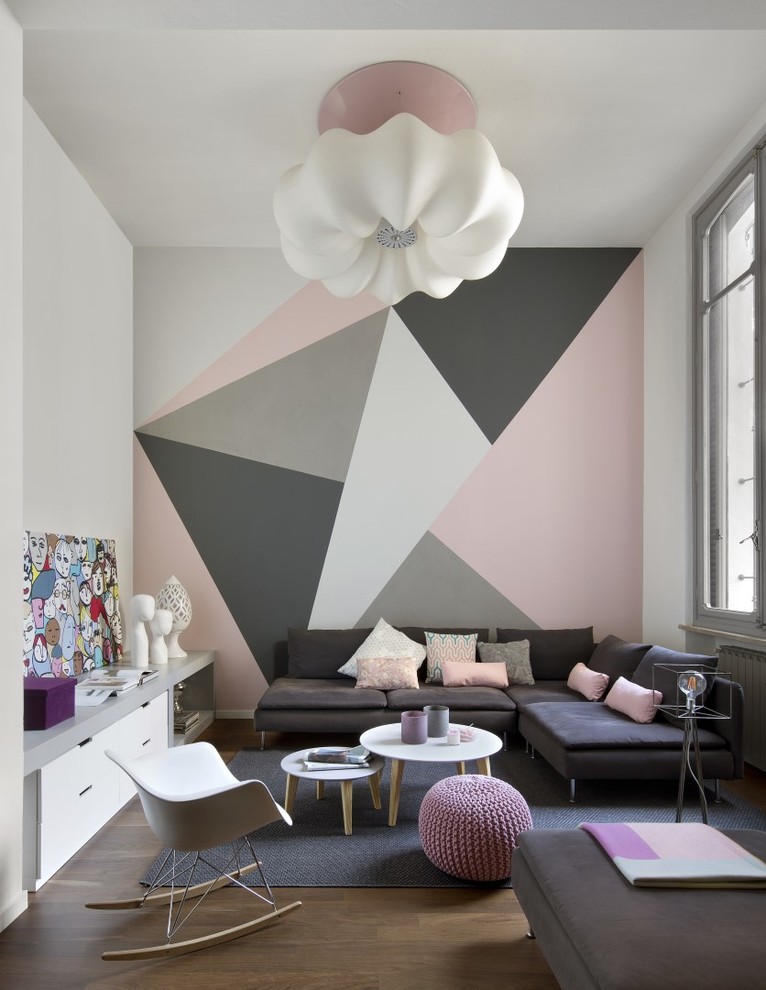 Geräumiges Modernes Wohnzimmer im Loft-Stil, ohne Kamin mit bunten Wänden, braunem Holzboden und braunem Boden in Turin