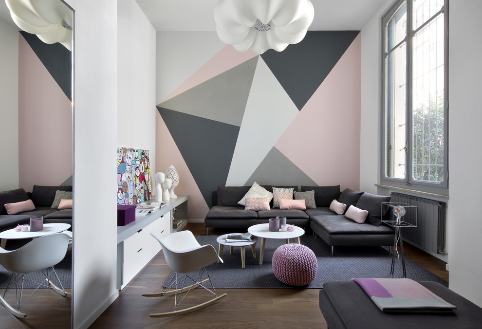 Mittelgroßes, Repräsentatives Modernes Wohnzimmer im Loft-Stil, ohne Kamin mit braunem Boden, bunten Wänden und dunklem Holzboden in Turin
