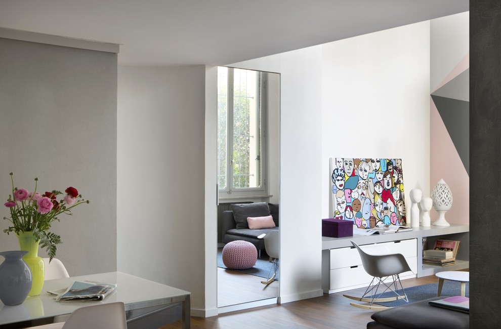 Ispirazione per un soggiorno minimal stile loft con pareti bianche, pavimento in legno massello medio e pavimento marrone