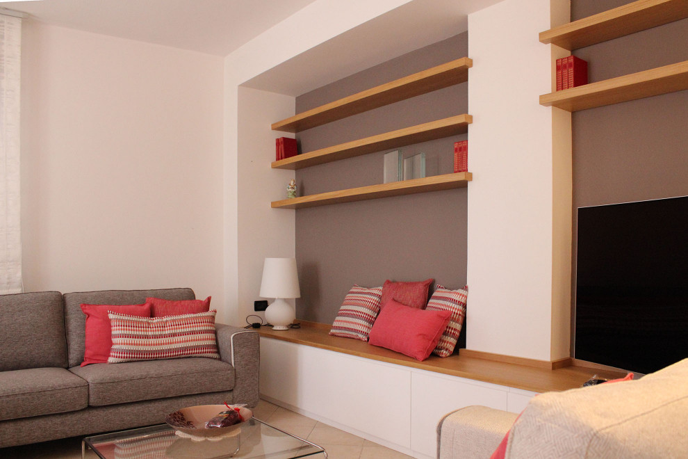 Свежая идея для дизайна: гостиная комната в стиле модернизм с коричневыми стенами и полом из керамогранита - отличное фото интерьера