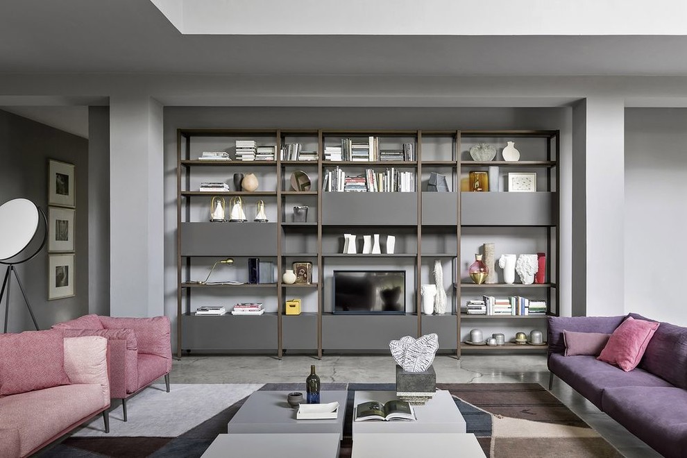 Modernes Wohnzimmer mit grauer Wandfarbe, Multimediawand und grauem Boden in Venedig