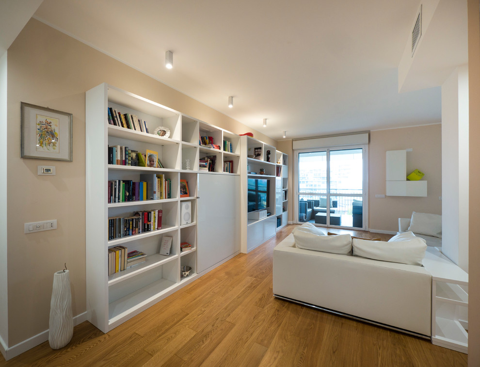 Idee per un grande soggiorno minimal aperto con libreria, pareti rosa, parquet chiaro e parete attrezzata