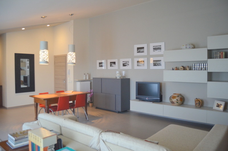 Aménagement d'un salon moderne de taille moyenne avec un mur gris et un sol en carrelage de porcelaine.