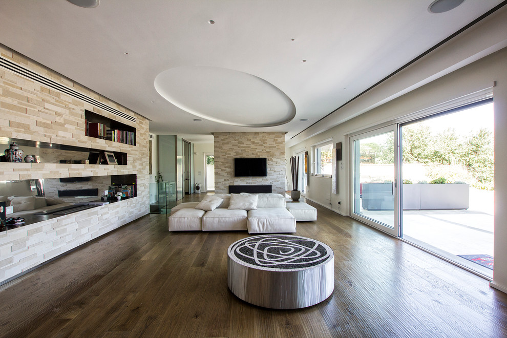 Geräumiges, Offenes Modernes Wohnzimmer mit weißer Wandfarbe, dunklem Holzboden und TV-Wand in Rom