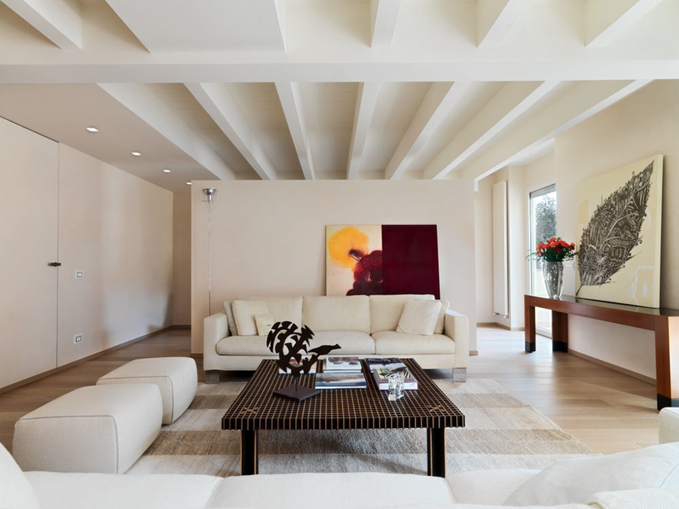 Esempio di un grande soggiorno design aperto con sala formale, pareti bianche e nessun camino
