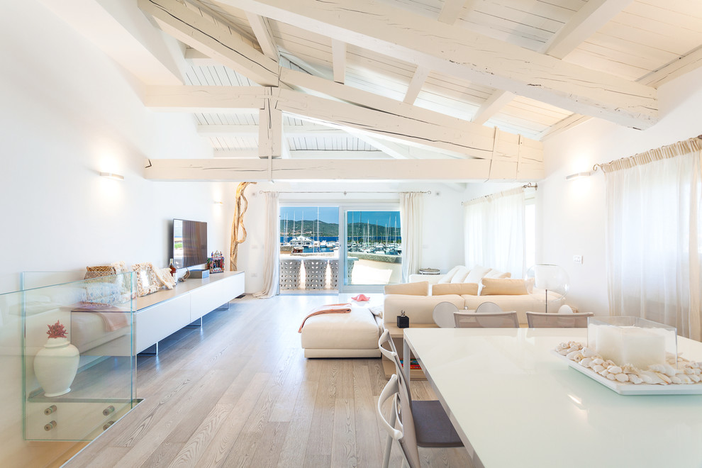 Offenes, Mittelgroßes Modernes Wohnzimmer mit weißer Wandfarbe, hellem Holzboden, TV-Wand und beigem Boden in Sonstige