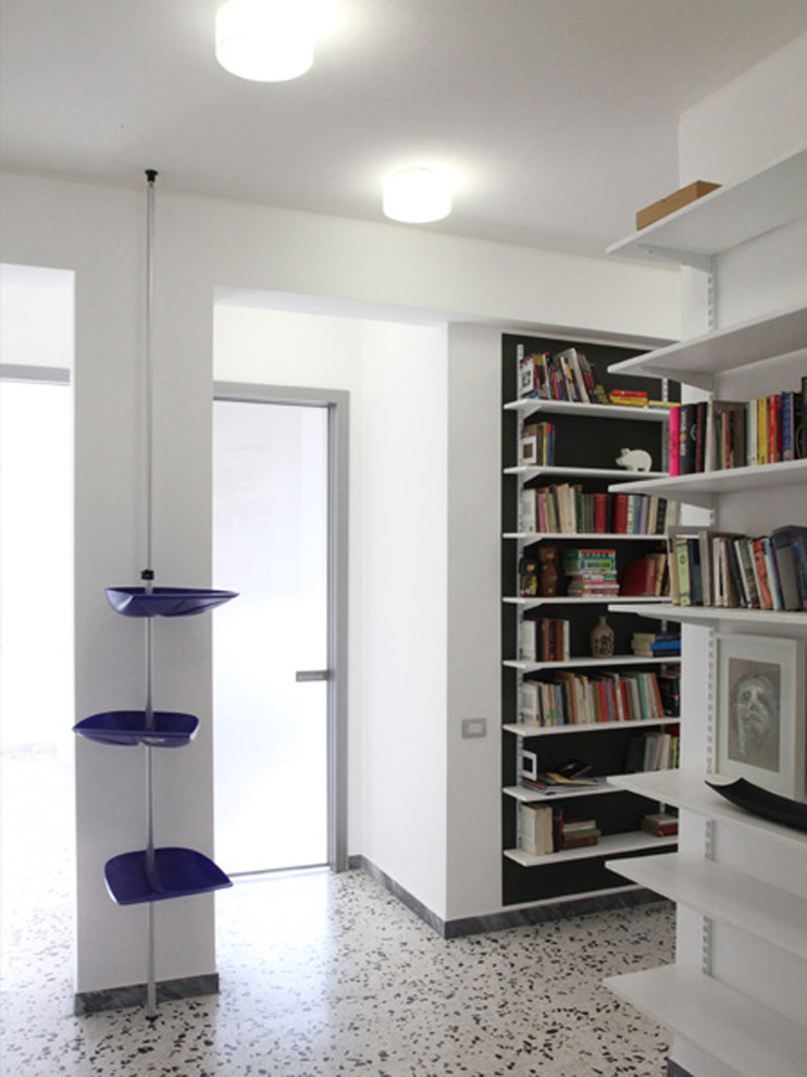 Immagine di un ampio soggiorno minimalista stile loft con libreria, pareti bianche, pavimento in marmo, parete attrezzata e pavimento nero