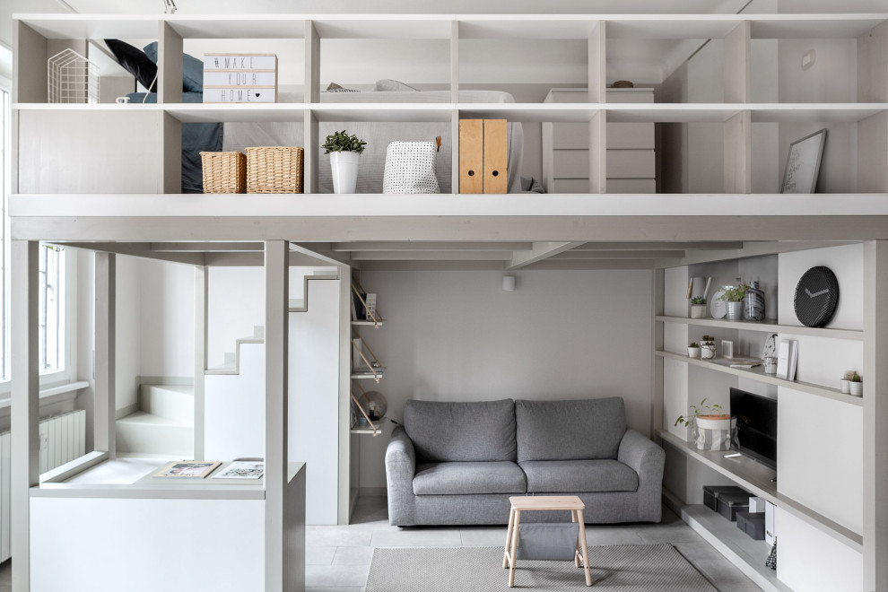 Идея дизайна: маленькая двухуровневая гостиная комната в скандинавском стиле с с книжными шкафами и полками, серыми стенами, полом из керамогранита, отдельно стоящим телевизором и серым полом для на участке и в саду