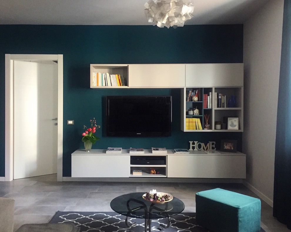 他の地域にある小さなコンテンポラリースタイルのおしゃれなLDK (緑の壁、磁器タイルの床、暖炉なし、壁掛け型テレビ、グレーの床) の写真