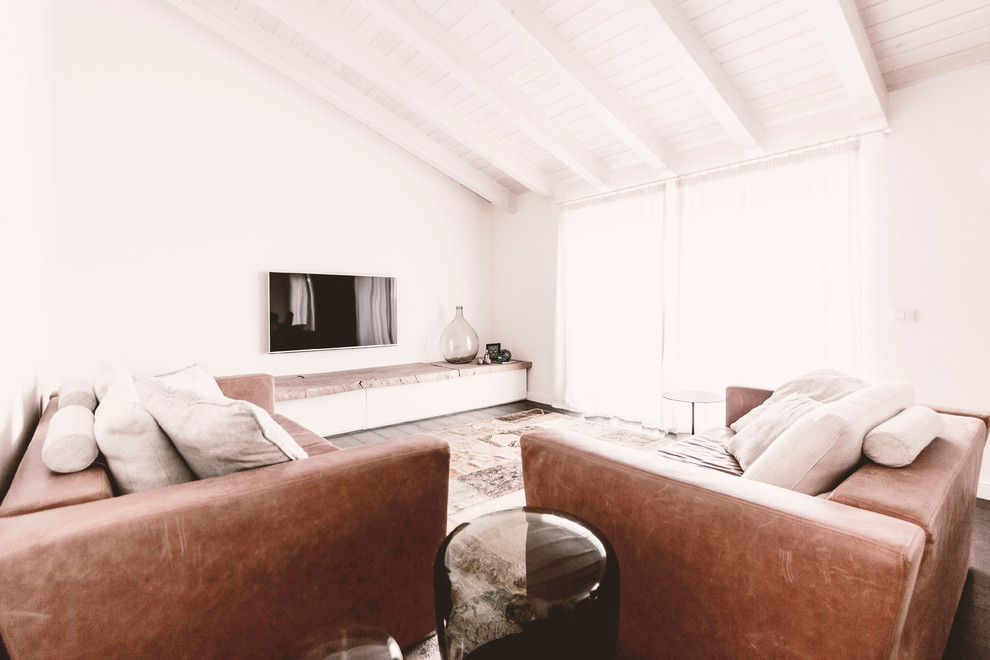 Idee per un grande soggiorno contemporaneo aperto con libreria, pareti bianche, parquet scuro, TV a parete e pavimento marrone