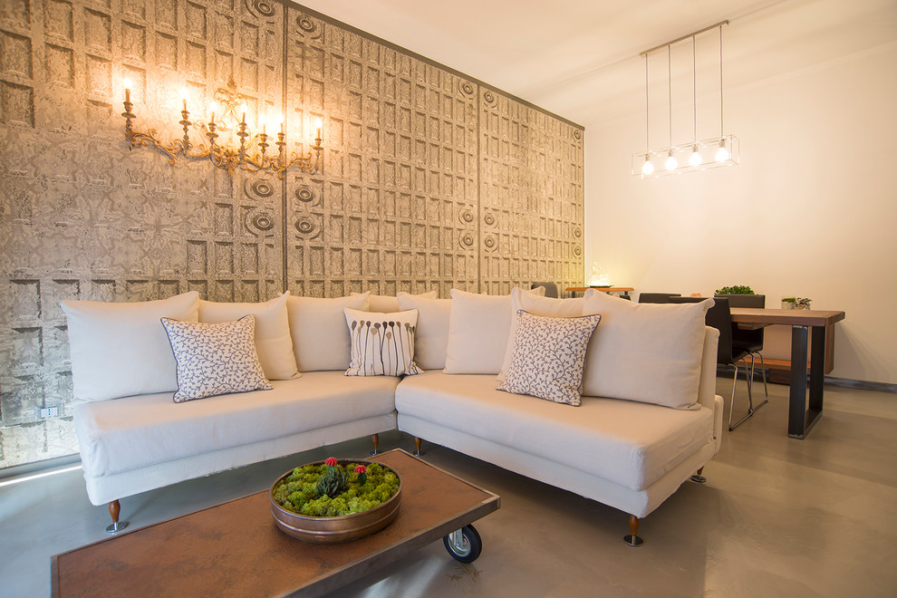 Idee per un grande soggiorno moderno chiuso con sala formale, pareti multicolore, pavimento in cemento, TV autoportante e pavimento grigio