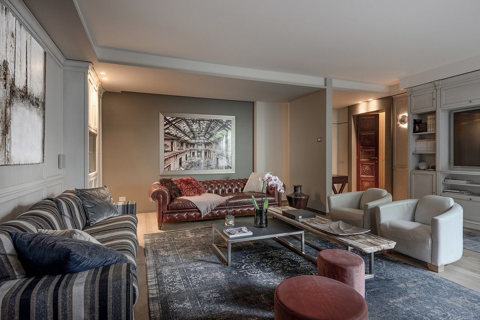 Idee per un soggiorno chic aperto con pareti grigie, pavimento in legno massello medio, parete attrezzata, pavimento marrone e tappeto