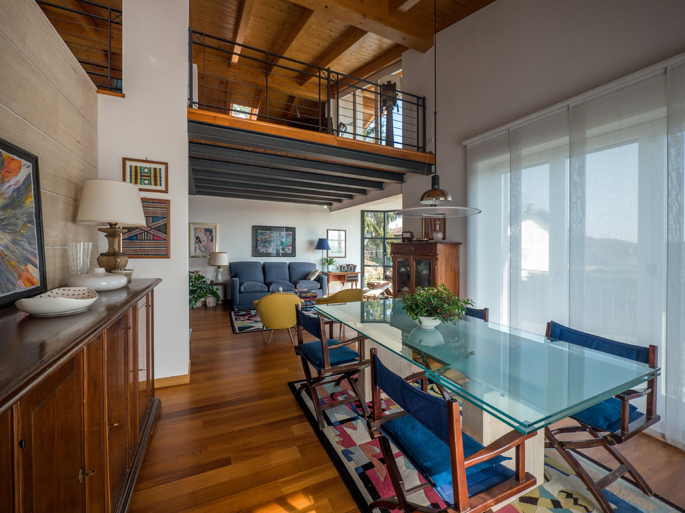Imagen de salón para visitas tipo loft actual grande sin televisor con paredes blancas y suelo de madera en tonos medios