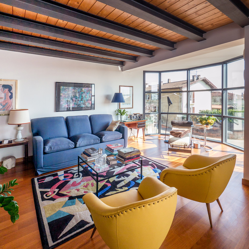 Großes, Repräsentatives, Fernseherloses Modernes Wohnzimmer im Loft-Stil mit weißer Wandfarbe und braunem Holzboden
