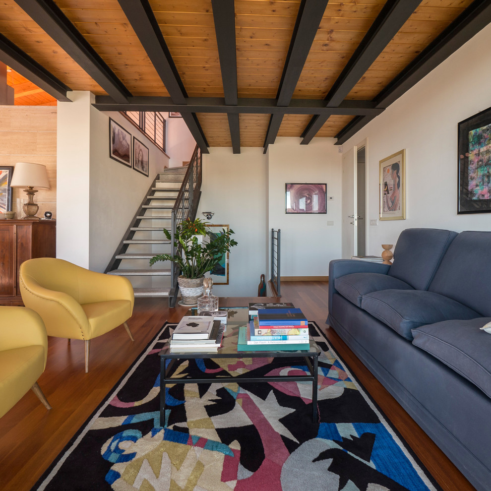 Esempio di un grande soggiorno minimal stile loft con sala formale, pareti bianche, pavimento in legno massello medio e nessuna TV