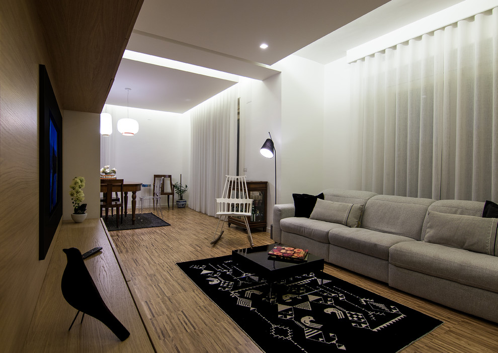 Ispirazione per un soggiorno minimal di medie dimensioni e aperto con pareti grigie, pavimento in legno massello medio e parete attrezzata