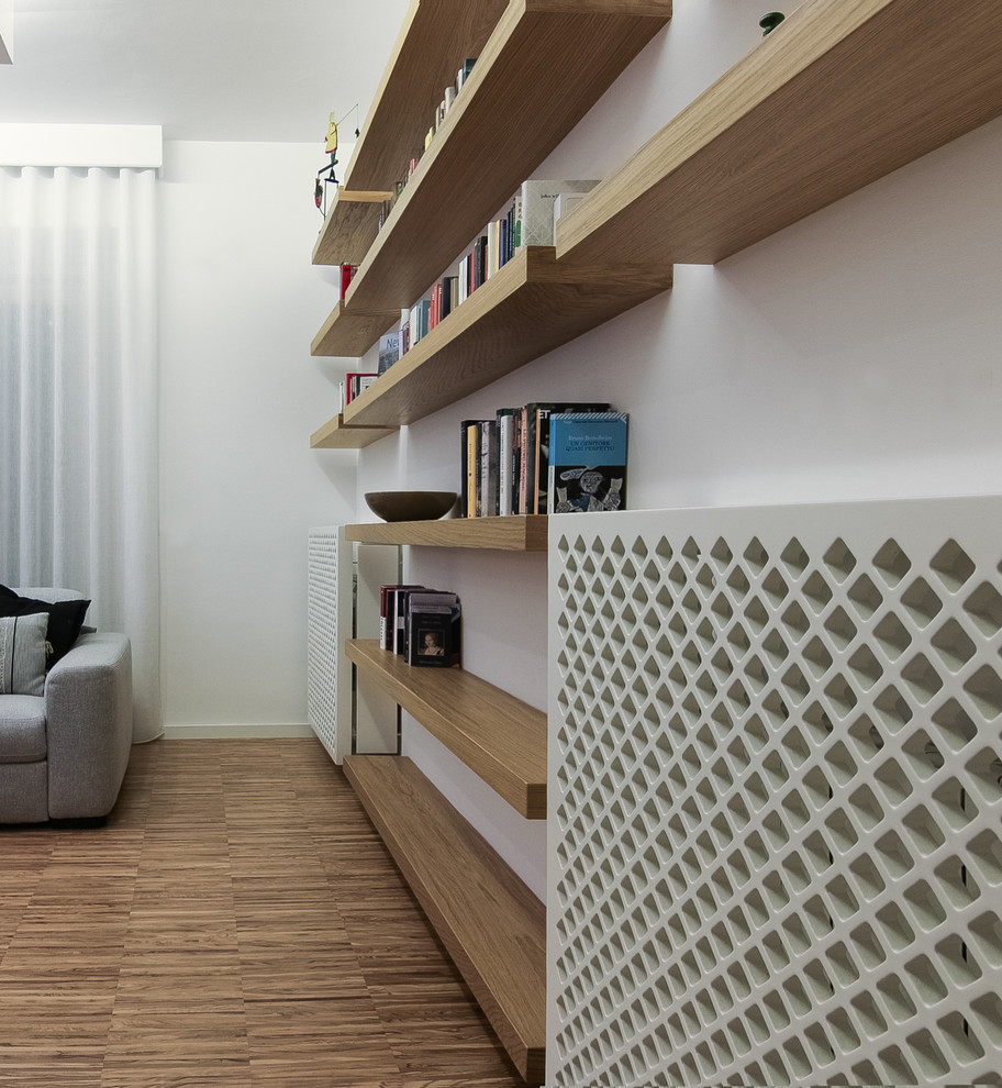 Immagine di un soggiorno contemporaneo di medie dimensioni e aperto con pareti grigie, pavimento in legno massello medio e parete attrezzata