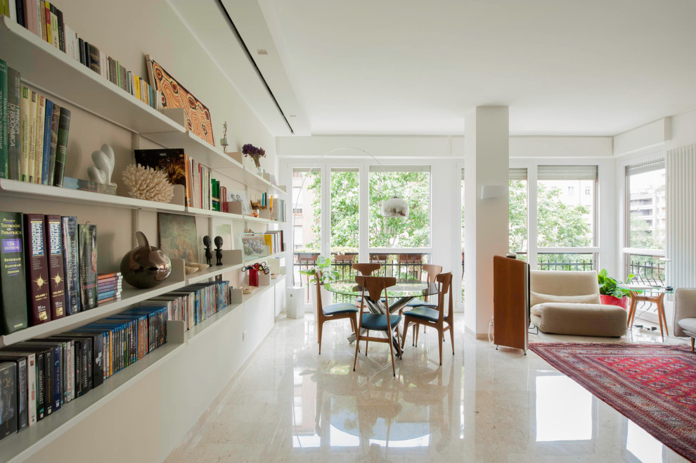 Modelo de biblioteca en casa abierta contemporánea con paredes blancas, suelo de cemento y suelo beige