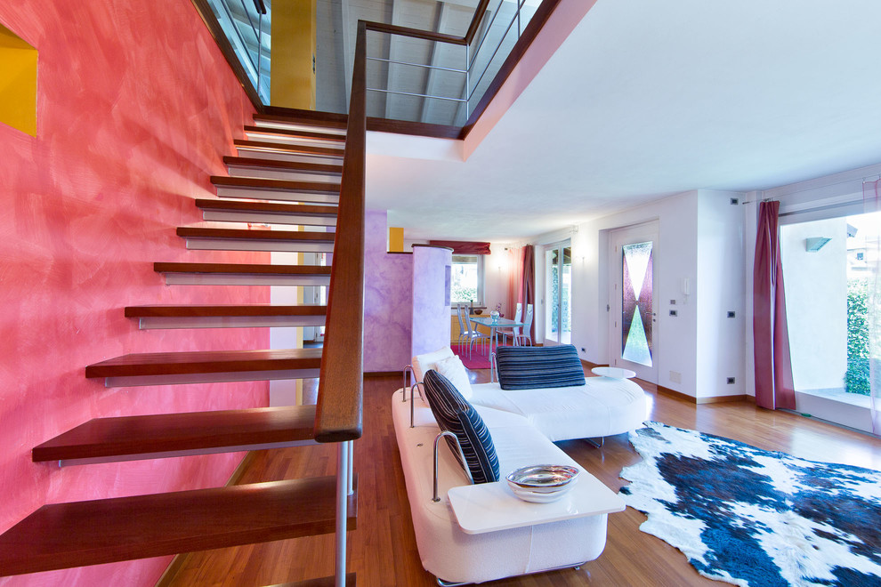 Esempio di un grande soggiorno contemporaneo chiuso con pareti rosse, pavimento in legno massello medio e pavimento marrone