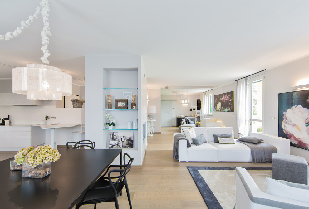 Стильный дизайн: изолированная гостиная комната среднего размера в современном стиле с серыми стенами, деревянным полом, фасадом камина из штукатурки и коричневым полом - последний тренд