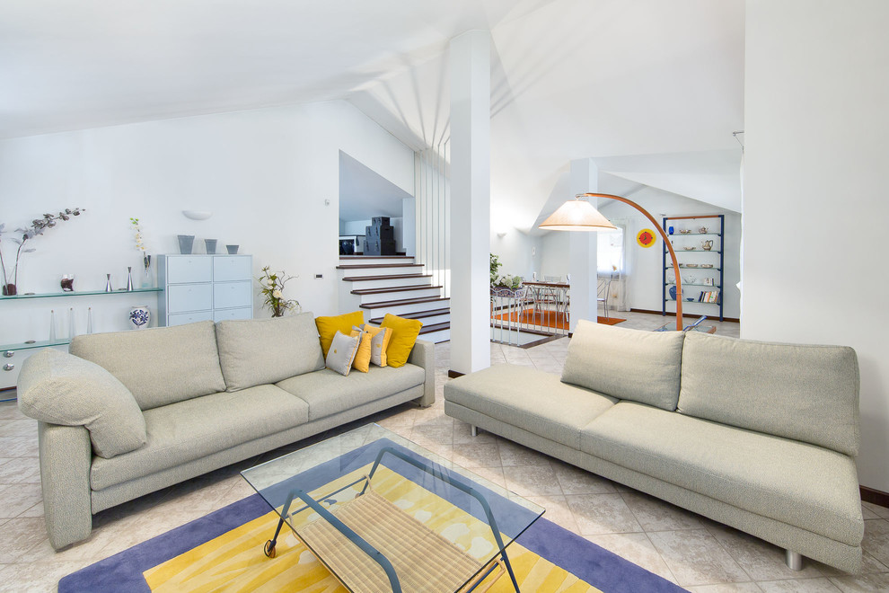 Источник вдохновения для домашнего уюта: большая открытая гостиная комната в средиземноморском стиле с белыми стенами и полом из керамической плитки