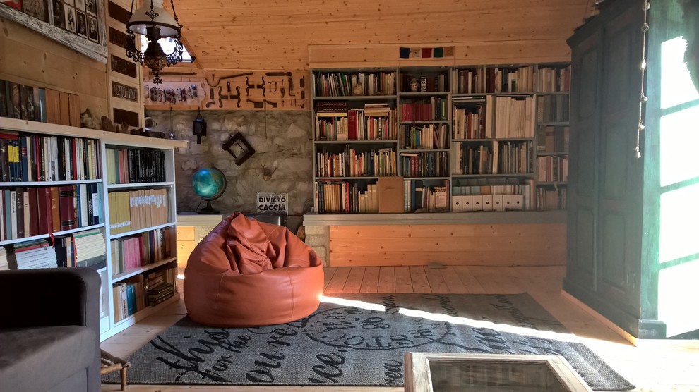 Große Rustikale Bibliothek mit weißer Wandfarbe, braunem Holzboden und TV-Wand in Sonstige