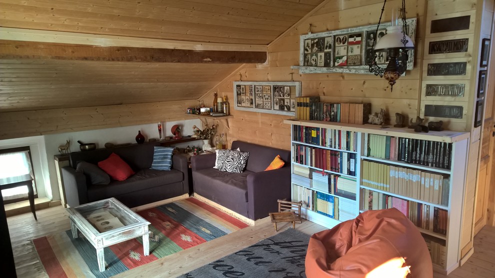 Ejemplo de sala de estar con biblioteca rural grande con paredes blancas, suelo de madera en tonos medios y televisor colgado en la pared